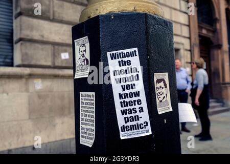 Des manifestants anti-vax ont mis des autocollants dans tout Londres lors d'une manifestation anti-verrouillage et d'une manifestation à Londres le 2021 mai Banque D'Images