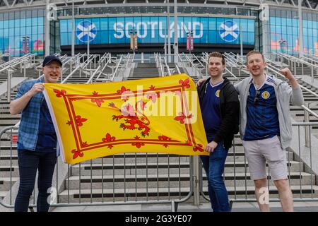 Stade Wembley, Wembley Park, Royaume-Uni. 18 juin 2021. Les fans écossais sont arrivés à Wembley tôt ce matin, malgré une pluie torrentielle à travers Londres. Alan, Niall et Callum ont voyagé hier d'Écosse pour passer la journée à s'imprégner de l'atmosphère de Londres. L'Écosse affrontera l'Angleterre dans son 2e match du groupe D du Championnat d'Europe de football de l'UEFA au stade Wembley ce soir avec un coup d'envoi de 20:00. Crédit: amanda rose/Alamy Live News Banque D'Images