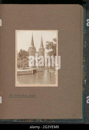 Oostpoort et Brug à Delft; la porte d'eau de Delft. Partie de l'album photo de l'excursion aux pays-Bas de l'association britannique de photographes amateurs P.C.U.K. Banque D'Images