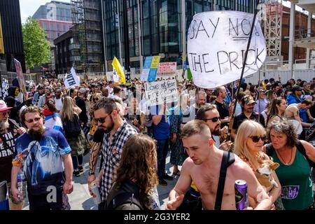 Les manifestants anti-VAX se manifestent dans le centre de Londres pour protester contre les mesures Covid du gouvernement, notamment les passeports de vaccination et les restrictions à l'ouverture du confinement.Mai 29 2021 Banque D'Images