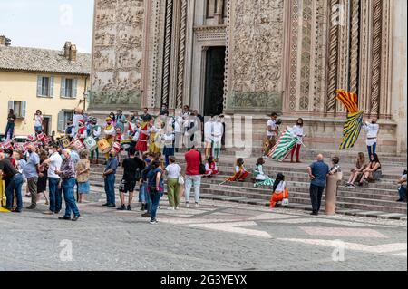 orvieto, italie juin 18 2020 : le drapeau médiéval agite lors d'une procession à orvieto Banque D'Images