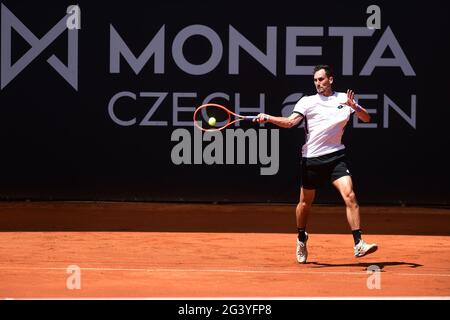 Prostejov, République tchèque. 18 juin 2021. Gianluca Mager (Italie) participe au tournoi de tennis Moneta Czech Open - ATP Challenger Tour, semi-fin, le 18 juin 2021, à Prostejov, République tchèque. Crédit : Ludek Perina/CTK photo/Alay Live News Banque D'Images