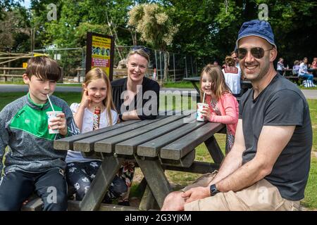 Cobh, Comté de Cork, Irlande. 18 juin 2021. Le temps ensoleillé a attiré beaucoup de visiteurs au parc animalier Fota Wildlife Park de Co. Cork aujourd'hui. Ben, Ellie, Claire, Annie et Philip Byrne, tous de Waterford, ont apprécié leur visite du parc. Crédit : AG News/Alay Live News Banque D'Images