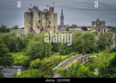 Pont en bois sur la rivière Boyne avec vue sur le château en ruines de Trim et l'église St Patrick Banque D'Images