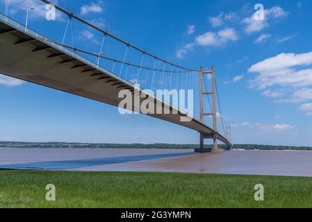 Vue sur le pont suspendu et la rivière Humber avec un ciel bleu par une journée ensoleillée. Banque D'Images