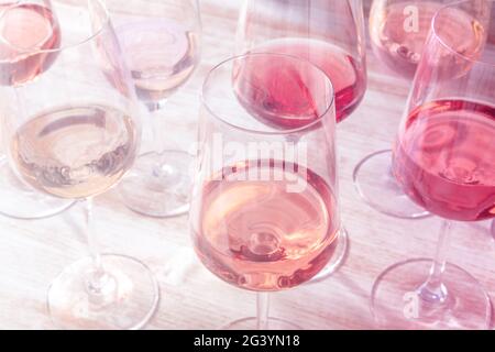 Vin de rose, différents styles en lunettes de vin Banque D'Images