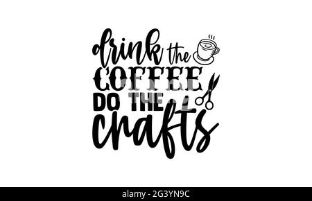 Buvez le café faire l'artisanat - amour fabrication t chemises design, main dessiné lettering phrase, Calligraphie t shirt design, isolé sur fond blanc, Banque D'Images