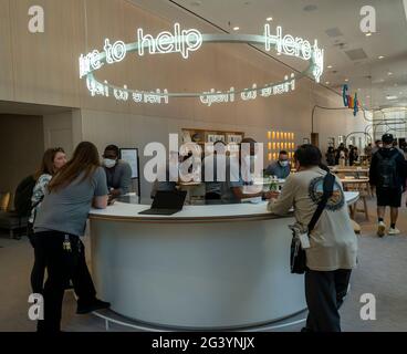 New York, États-Unis. 17 juin 2021. Les visiteurs cherchent de l'aide technologique dans le premier magasin permanent Google Store à Chelsea à New York le jour de son ouverture, le jeudi 17 juin 2021. Google aficionados peut échantillonner et acheter les différents téléphones, dispositifs de nid et autres matériels vendus par la société de technologie. (Photo de Richard B. Levine) crédit: SIPA USA/Alay Live News Banque D'Images