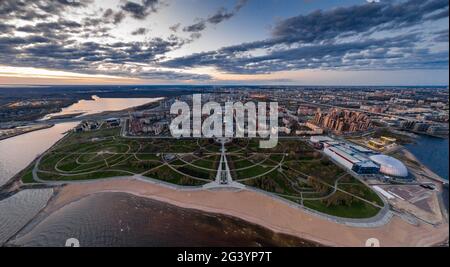 Russie, Saint-Pétersbourg, 06 mai 2020 : image panoramique aérienne du quartier de Primorskiy au coucher du soleil, Parc des 300 anniversaires, commerce ce Banque D'Images