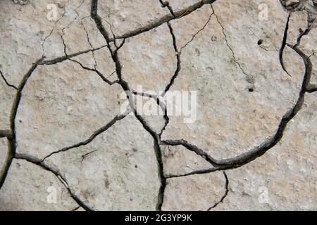 La texture de la terre sèche fissurée. Fissures sur l'arrière-plan Banque D'Images