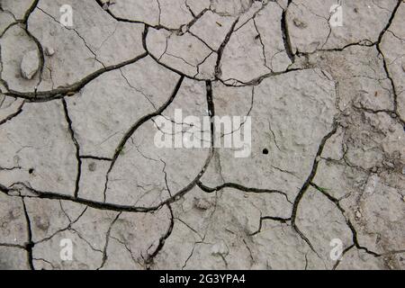 La texture de la terre sèche fissurée. Fissures sur l'arrière-plan Banque D'Images