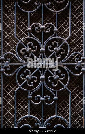 Métal forgeant sur la porte, bleu, sur le fond d'un petit maillage d'esclave. Éléments de décoration architecturale de buil ancien Banque D'Images