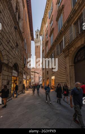 Soirée dans les rues de Sienne, province de Sienne, Toscane, Italie Banque D'Images