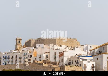 Vue sur la ville et le château sur la colline de Peniscola en Espagne Banque D'Images