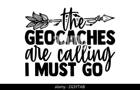 Les chasses au Trésor appellent Je dois partir - Geocaching t chemises design, main dessiné lettering phrase, Calligraphie t shirt design, isolé sur blanc backgroun Banque D'Images