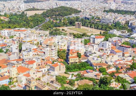 Vue panoramique Temple de Zeus olympique, Arc d'Hadrien et centre-ville d'athènes, Athènes, Grèce, Europe, Banque D'Images