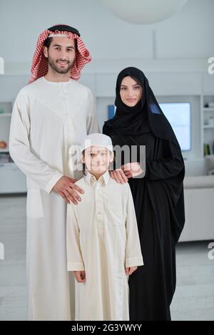 Portrait de la jeune famille musulmane arabe portant des vêtements traditionnels Banque D'Images