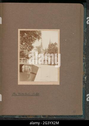 Oostpoort à Delft vu de l'Oossteinde; la porte d'eau Delft. Partie de l'album photo de l'excursion aux pays-Bas de l'association britannique de photographes amateurs P.C.U.K. Banque D'Images