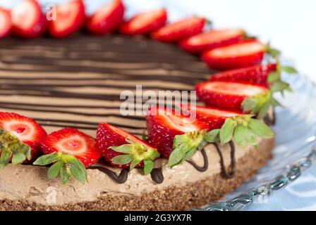 gâteau au fromage maison avec chocolat et fraises. Doux et savoureux. Banque D'Images