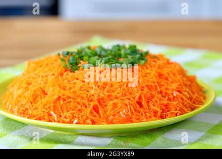 salade de bâtonnets de crabe, carottes, fromage fumé et sauce. La nourriture sur la table de fête est cuite à la maison Banque D'Images