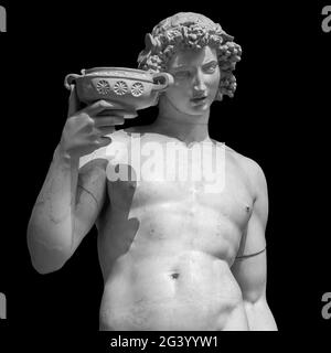 Ancienne statue de Dionysos isolée sur fond noir. Dionysos est le Dieu de la récolte du raisin, du vin et du merriment. Aussi kn Banque D'Images