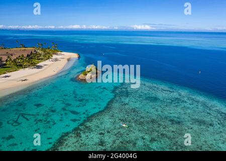 Vue aérienne du couple en kayak au six Senses Fiji Resort, Malolo Island, Mamanuca Group, Iles Fidji, Pacifique Sud Banque D'Images