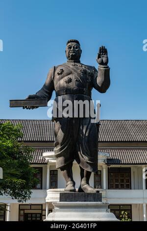 Statue du roi Sisavang Vong dans le parc du palais royal, Luang Prabang, province de Luang Prabang, Laos, Asie Banque D'Images