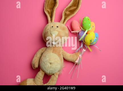 Lapin De Pâques Rose Avec Un Bouquet De Fleurs Une Peluche Avec De Longues  Oreilles Pour Une Carte Postale