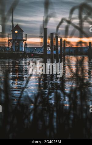 Mini phare de la marina de Mönkeberg au coucher du soleil, Kiel, Allemagne Banque D'Images
