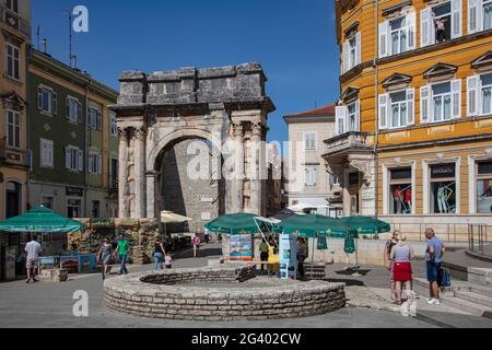 L'ancienne arche romaine du Sergii dans le centre de la vieille ville, Pula, Istrie, Croatie, Europe Banque D'Images