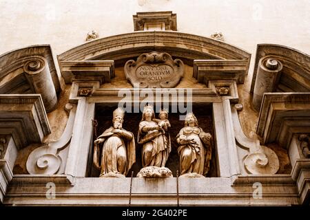 Temple de Santa Grata, Bergame. Haut relief sur la façade avec des figures de femmes, un vieil homme et un bébé. Banque D'Images