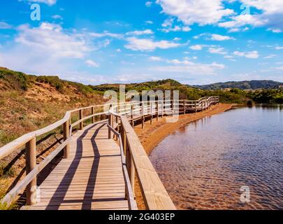 Jetée en bois près de la Platja de Binimella, Plage de Binimella, Minorque ou Minorque, Iles Baléares, Espagne Banque D'Images