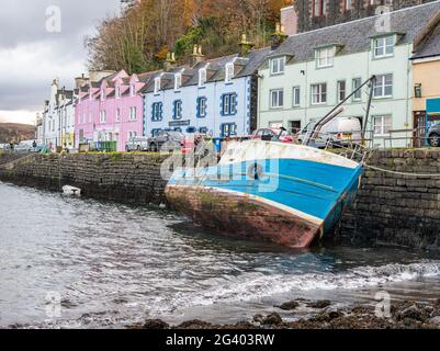 Bateau de pêche mis à la terre dans le port, le port de Portree, Isle of Skye, Highlands, Scotland Banque D'Images