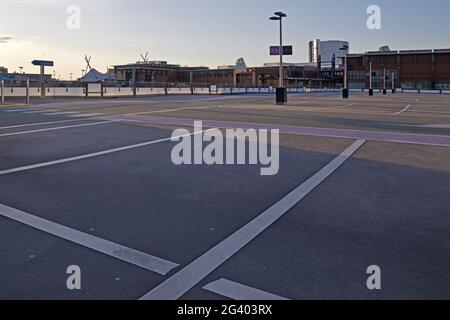 Terrasse de parking vide au centre commercial Centro pendant Lockdown 2021, Oberhausen, Allemagne, Europe Banque D'Images