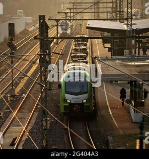 Train local à la gare d'Oberbarmen, Wuppertal, Rhénanie-du-Nord-Westphalie, Allemagne, Europe Banque D'Images