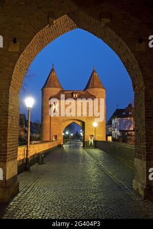 Klever Tor, vue à travers l'intérieur de la porte extérieure dans la soirée, Xanten, Allemagne, Europe Banque D'Images