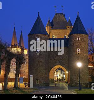 Klever Tor avec les clochers de Saint Victor dans la soirée, Xanten, Bas Rhin, Allemagne, Europe Banque D'Images