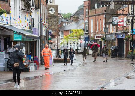 Chesham, Royaume-Uni. 18 juin 2021. Les habitants de la région font face à de fortes pluies à Chesham High Street le jour où il a été annoncé que les libéraux-démocrates avaient remporté l'élection partielle de Chesham et Amersham. La candidate libérale-démocrate, Sarah Green, a remporté 8,028 voix parmi les conservateurs, ce qui a permis de renverser une majorité de 16,000 sièges qui avaient toujours voté conservateur. Crédit : Mark Kerrison/Alamy Live News Banque D'Images