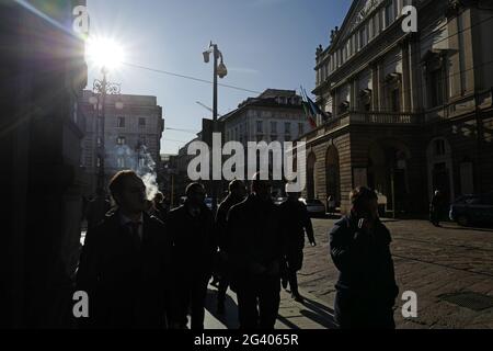 Les gens marchent sur la place de la Scala, avec le théâtre historique, dans le centre-ville, Milan, Italie. Banque D'Images