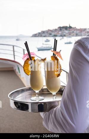 Détail de deux cocktails sur plateau que le serveur porte à bord du bateau de croisière, Primosten, Šibenik-Knin, Croatie, Europe Banque D'Images