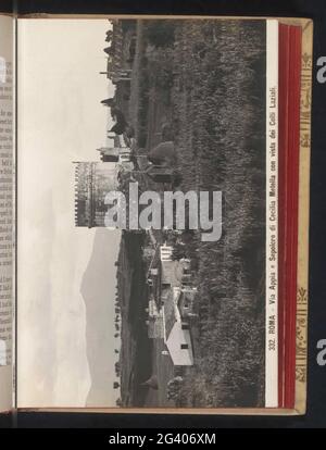 Gezicht Op de Tombe van Caecilia Metella aan de via Appia te Rome; Rome - via Appia et Cecilia Metella sepulcher avec une vue sur les collines laziales. . Banque D'Images