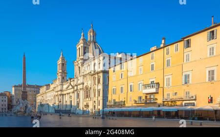 Lever de soleil sur les bâtiments de la Piazza Navona (place Navona) à Rome, Italie Banque D'Images