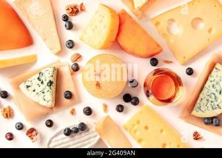 Fromage et vin, grenaille à plat Banque D'Images