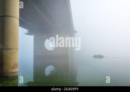 Pont sur la rivière brumeuse Banque D'Images