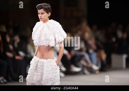 Astrid Holler marche sur la piste pendant le Ginger & Smart show pendant les collections Afterpay Australian Fashion week Resort 2022 à Carriageworks on Banque D'Images