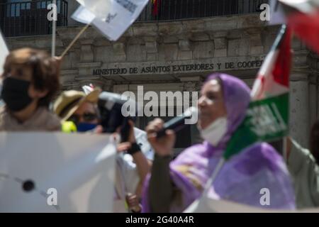 Madrid, Espagne. 18 juin 2021. Les drapeaux sahraouis volent aux portes du ministère des Affaires étrangères de Madrid. (Photo de Fer Capdepon Arroyo/Pacific Press) Credit: Pacific Press Media production Corp./Alamy Live News Banque D'Images