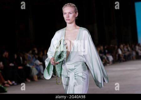 Jess PW marche sur la piste pendant le Ginger & Smart show pendant le Afterpay Australian Fashion week Resort 2022 Collections à Carriageworks le 1er juin Banque D'Images