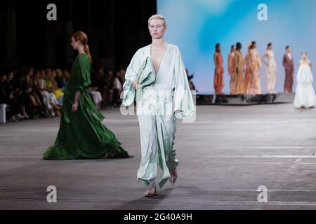 Jess PW marche sur la piste pendant le Ginger & Smart show pendant le Afterpay Australian Fashion week Resort 2022 Collections à Carriageworks le 1er juin Banque D'Images