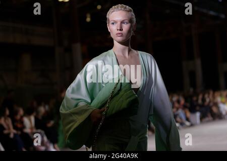 Jess PW marche sur la piste pendant le Ginger & Smart show pendant le Afterpay Australian Fashion week Resort 2022 Collections à Carriageworks le 1er juin Banque D'Images