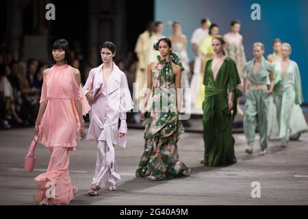 Les modèles défilent sur la piste pendant le Ginger & Smart show pendant les collections Afterpay Australian Fashion week Resort 2022 à Carriageworks le 1er juin, Banque D'Images